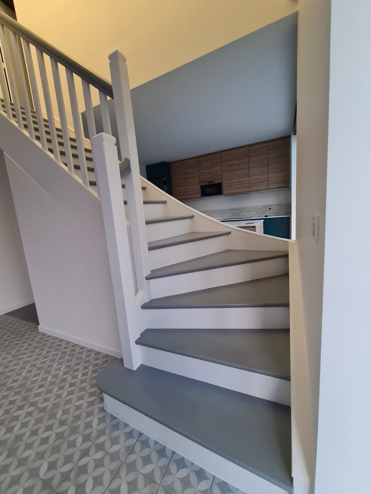 Rénovation d'un vieil escalier bois en un escalier moderne - Photo 1