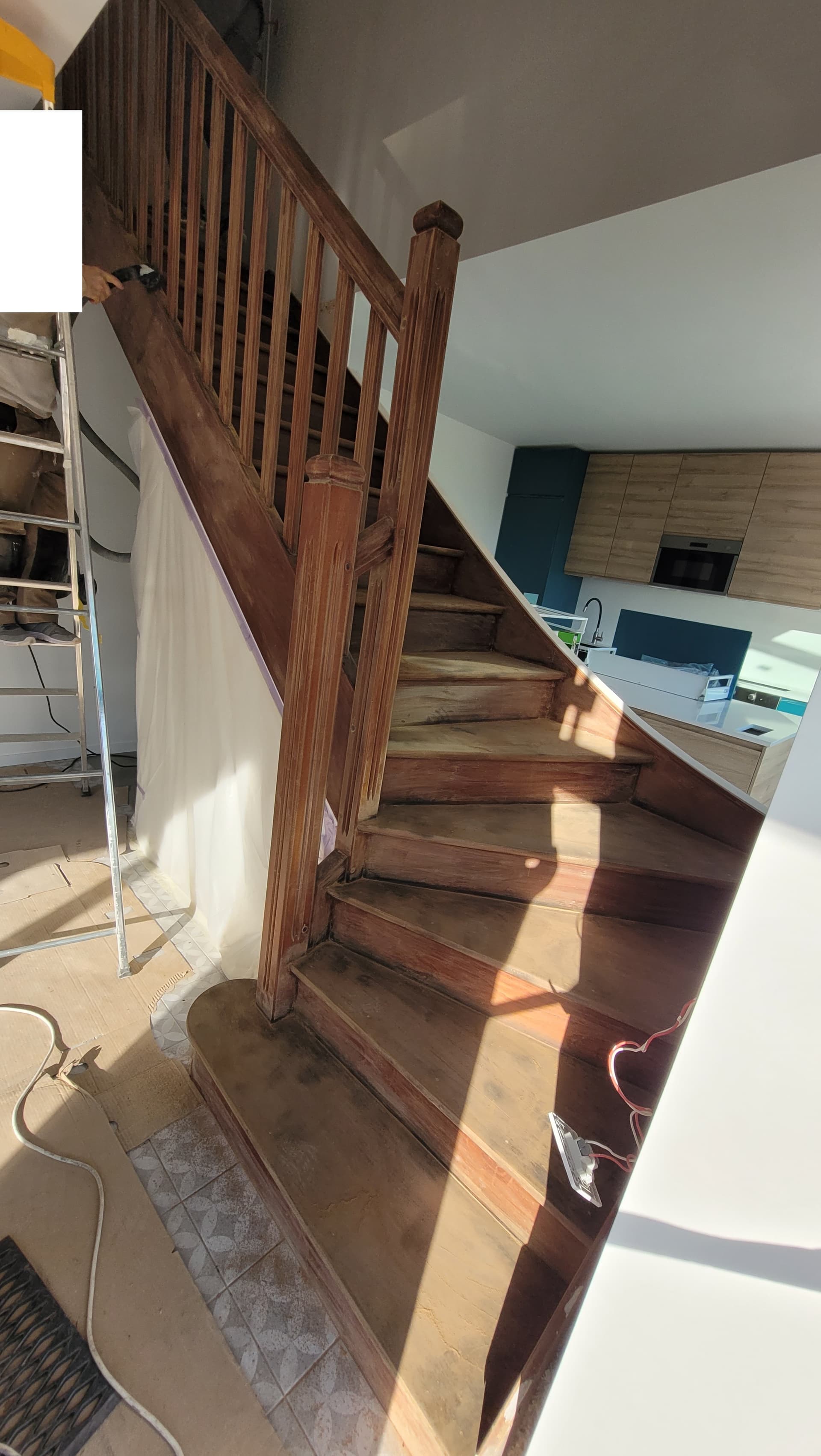 Rénovation d'un vieil escalier bois en un escalier moderne - Photo 2